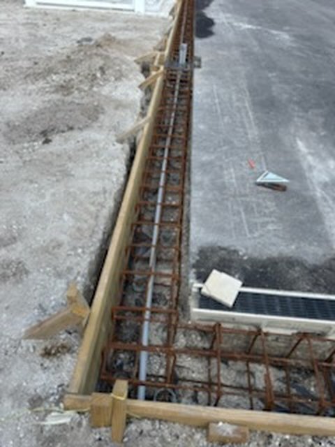 Continuous reinforced footing for a padel court wall before the concrete pour